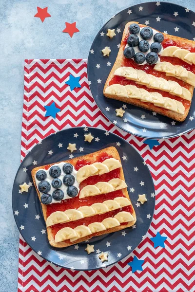 Amerikansk flagga toast med banan, jordgubbssylt och blåbär — Stockfoto