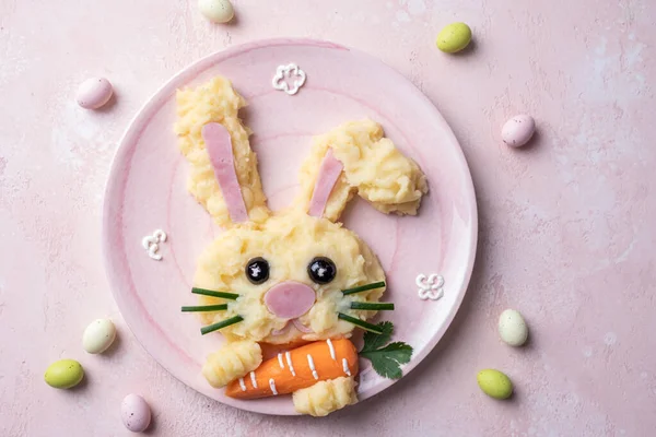 Divertido conejito Pascua niños comida —  Fotos de Stock