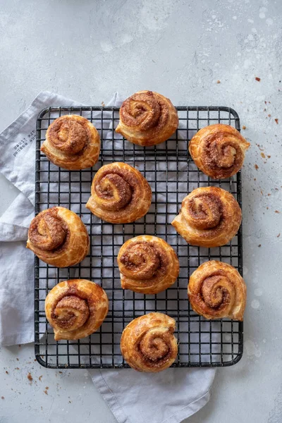 Puff pastry cinnamon rolls — Stock Photo, Image