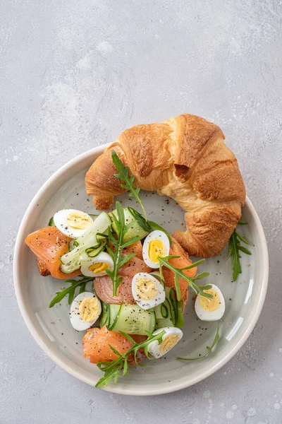 Croissant mit Lachs und Gurken — Stockfoto