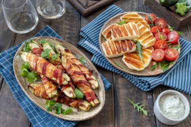 Izgara yemek aperatifi. Domuz pastırmalı kabaklı patates kızartması.