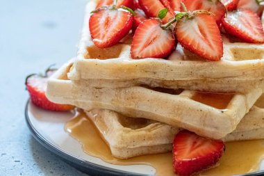 Çilekli waffle kahvaltısı