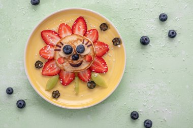 Çocuklar için böğürtlenli Komik Çiçekli Krep