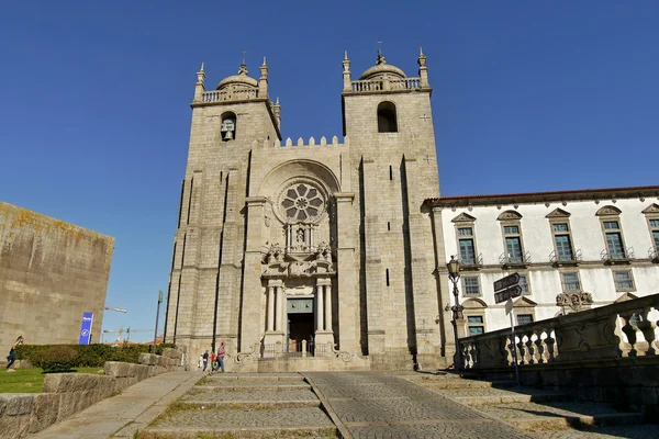 A város a Porto-templom. — Stock Fotó