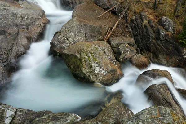 Peřeje vodopádu na horské bystřiny — Stock fotografie