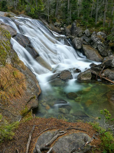 Wasserfall Stromschnellen auf einem Gebirgsbach — Stockfoto