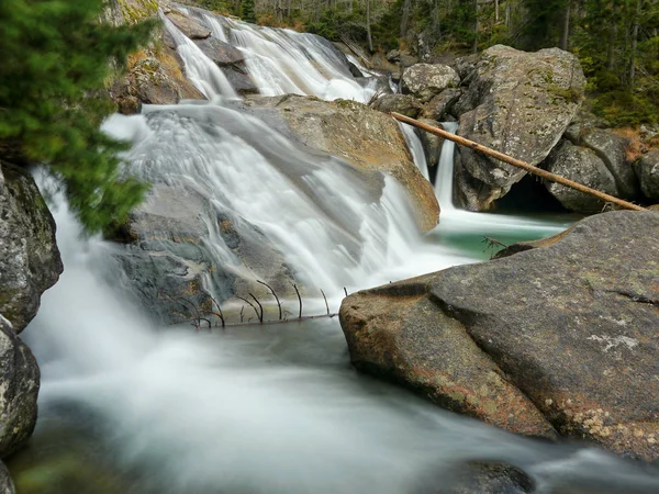 Peřeje vodopádu na horské bystřiny — Stock fotografie