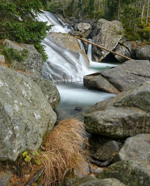 Wasserfall Stromschnellen auf einem Gebirgsbach — Stockfoto