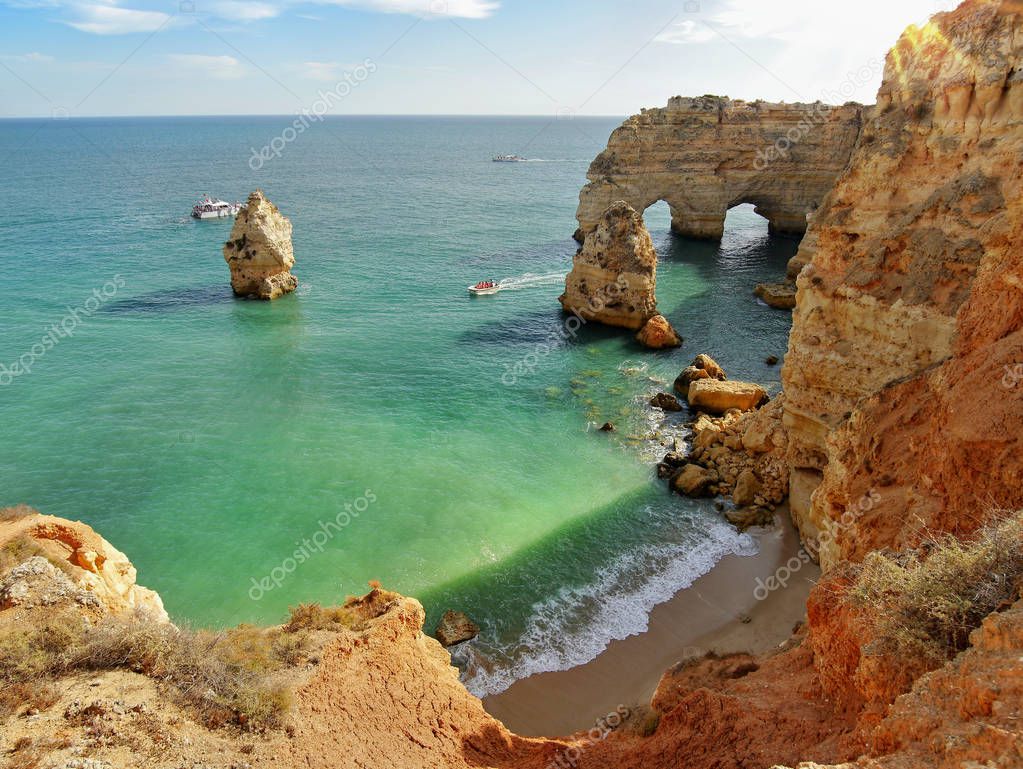 Algarve Portugal. Zee en rotsen — Stockfoto © Pettys ...