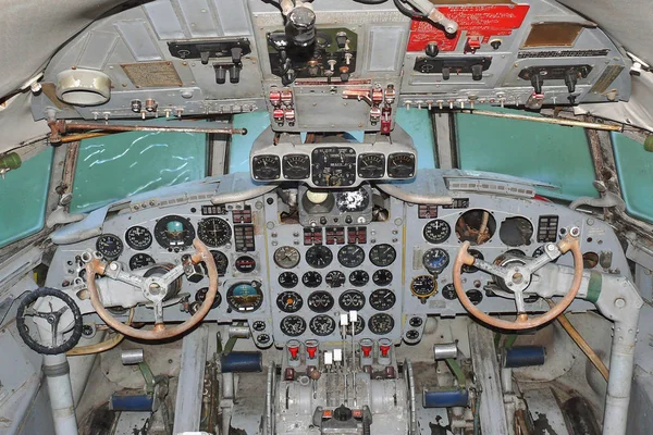 Кокпит Ильюшин Ил-18 . — стоковое фото