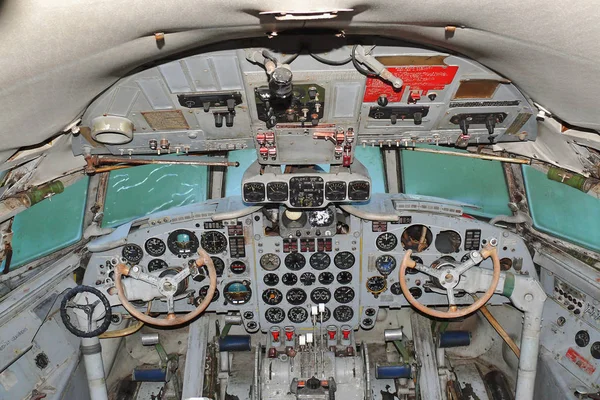 Кокпит Ильюшин Ил-18 . — стоковое фото