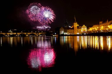 Yeni yıl havai fişek Prag'da Vltava Nehri üzerinde
