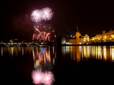 Yeni yıl havai fişek Prag'da Vltava Nehri üzerinde