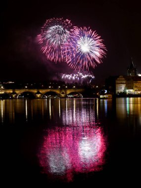 Yeni yıl havai fişek Prag'da Vltava Nehri üzerinde