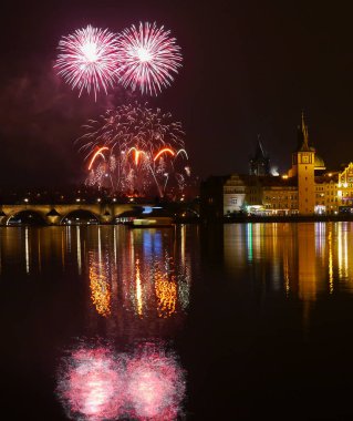 Yeni yıl havai fişek Prag'da Vltava Nehri üzerinde