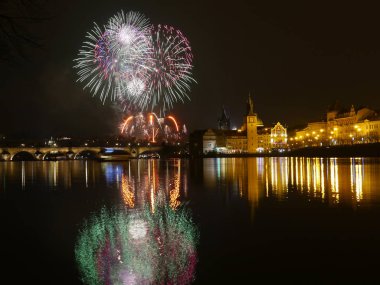 Yeni yıl havai fişek Prag'da Vltava Nehri üzerinde