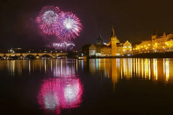 New Year's vuurwerk in Praag op de rivier de Moldau — Stockfoto