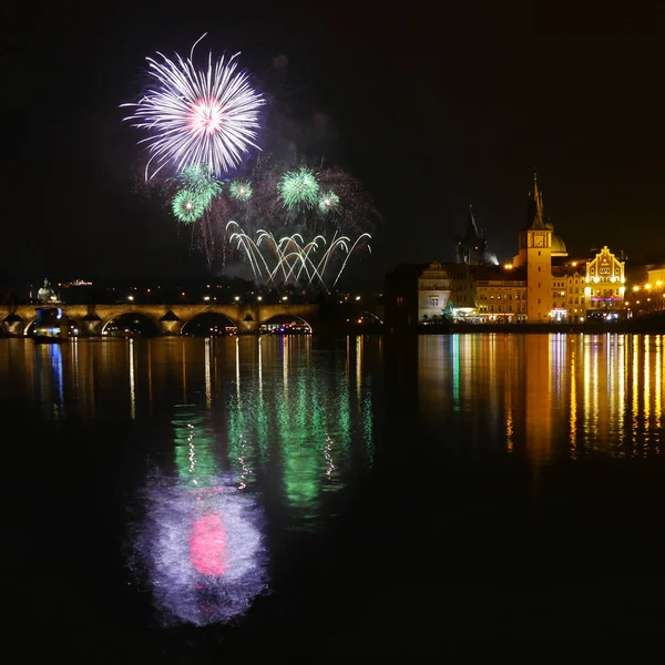 Yeni yıl havai fişek Prag'da Vltava Nehri üzerinde