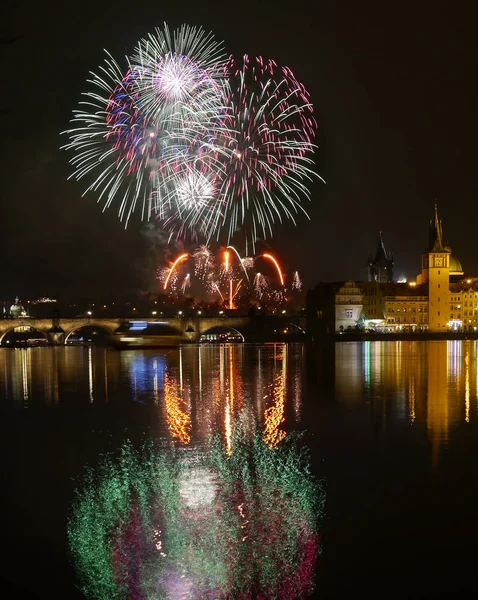 Kembang api Tahun Baru di Praha di sungai Vltava — Stok Foto