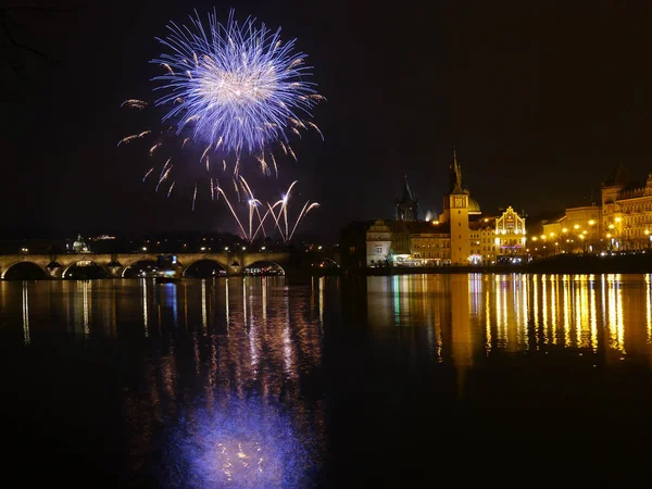 Fuochi d'artificio di Capodanno a Praga sul fiume Moldava — Foto Stock