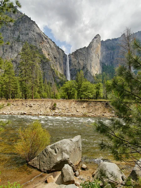 Wasserfall im Yosemite und Merced River — Stockfoto