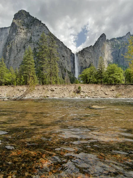 Wasserfall im Yosemite und Merced River — Stockfoto