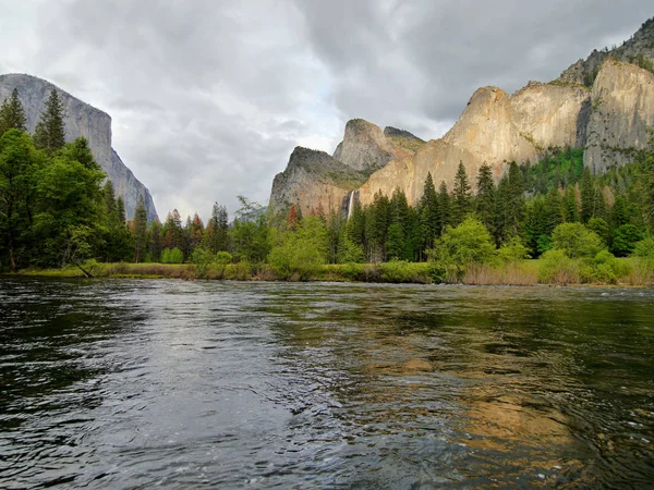 A vihar előtt a Yosemite völgyben folyó — Stock Fotó