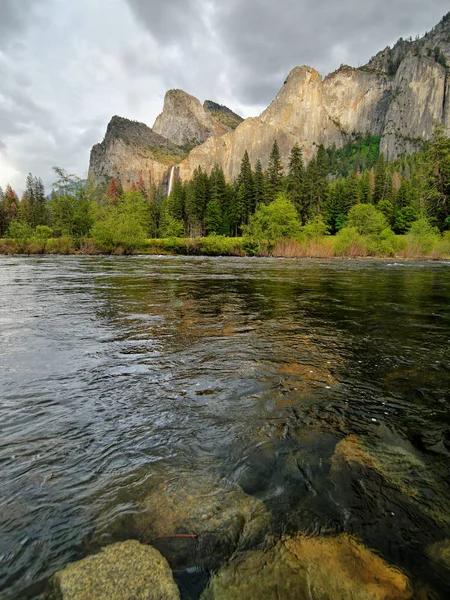 A vihar előtt a Yosemite völgyben folyó — Stock Fotó