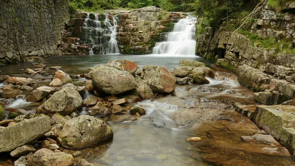 Cascada en un arroyo de montaña —  Fotos de Stock