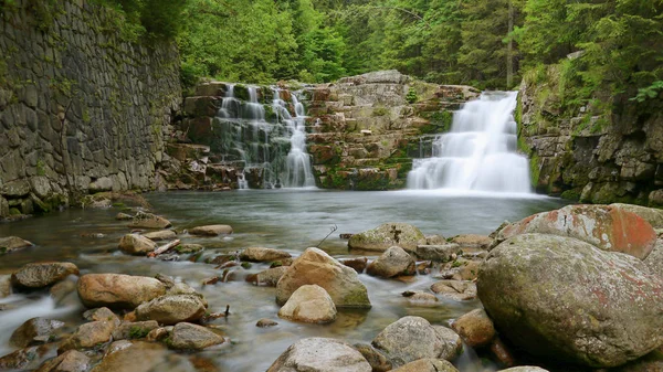 Wasserfall auf einem Gebirgsbach — Stockfoto