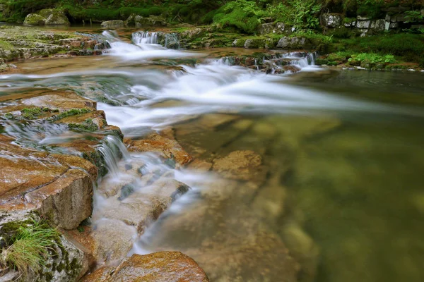 Wasserfall und Bach — Stockfoto