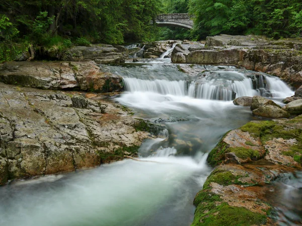 Wasserfall und Bach — Stockfoto