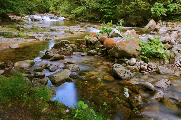 Cachoeira em um riacho de montanha — Fotografia de Stock