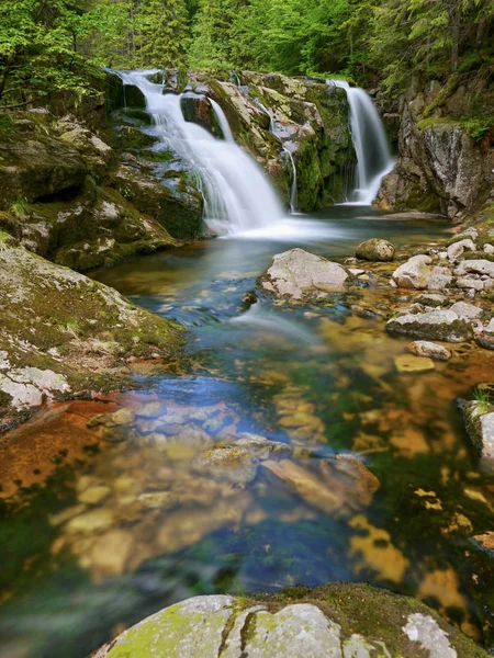 Wasserfall und Bach — Stockfoto