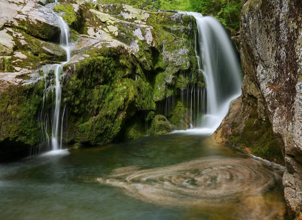 Wasserfall und Bach — Stockfoto