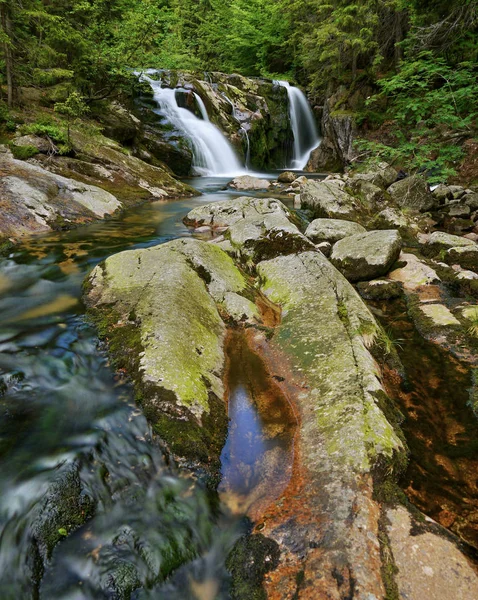 Wasserfall und Bach — Stockfoto