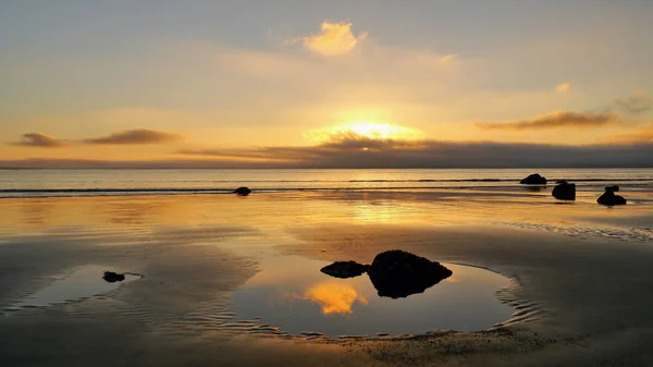 Nascer do sol e nuvens douradas com reflexão — Fotografia de Stock