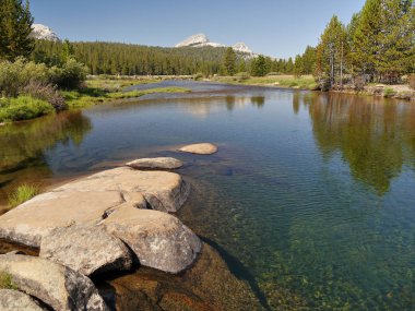 Dağ gölü, Yosemite Vadisi Milli Parkı. Kaliforniya, ABD