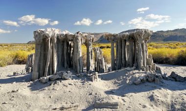 Soyut rock kulesi. Mono Gölü, California. ABD