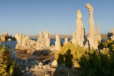 Soyut rock kulesi. Mono Gölü, California. Amerika Birleşik Devletleri. Göl kenarındaki harika manzara.