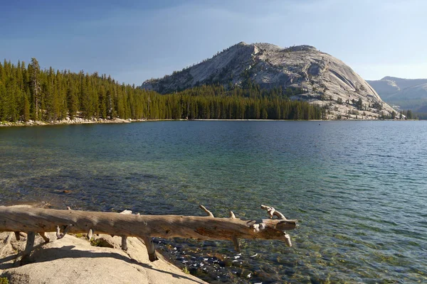 约塞米蒂山谷国家公园的山湖 美国加利福尼亚州 — 图库照片