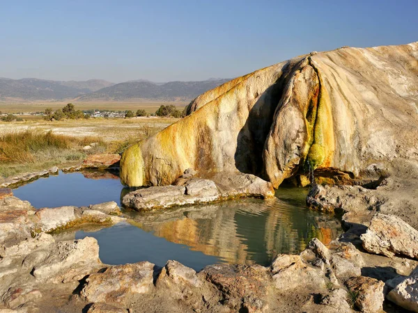 Traverten Kaplıcalar, Bridgeport, Kaliforniya. Amerika Birleşik Devletleri. Soyut renkli doğal. Sabah güneşi.
