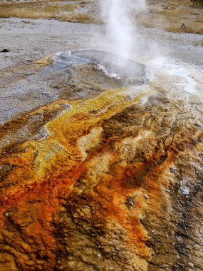Yellowstone'da soyut renkli termal Gölü