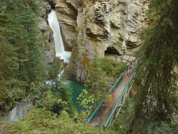 Vízesés Johnston Canyon Kanadai Sziklás Hegység — Stock Fotó