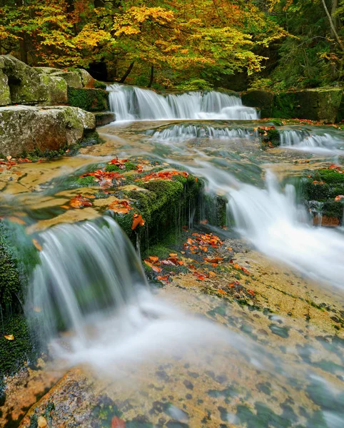 Cascade Dans Paysage Automne Temps Exposition Long — Photo