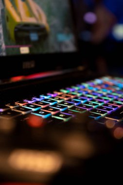 RGB bir esport veya kongre ayarında çalma klavyesi yaktı