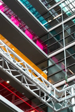 Renkli cam ve metal mimari yapılar - modern kapalı ofis alanı tarzı
