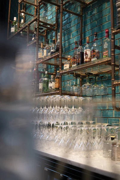 Πολύχρωμο Μπαρ Ράφια Γεμάτα Μπουκάλια Και Ποτά Τυρκουάζ Τοίχος — Φωτογραφία Αρχείου