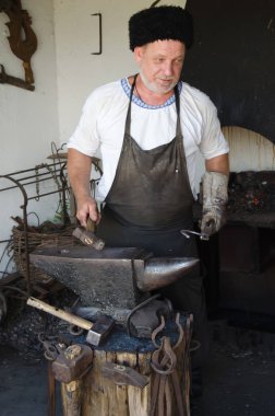 İşlenecek parçanın işleme arkasında demirci