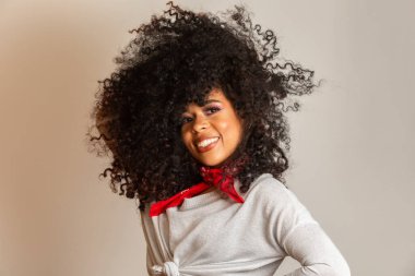 Afro saç stili ve cazibeli makyajlı Afro-Amerikan kadının güzel portresi. Brezilyalı kadın. Karışık ırk. Kıvırcık saçlı. Saç stili. Beyaz arkaplan.
